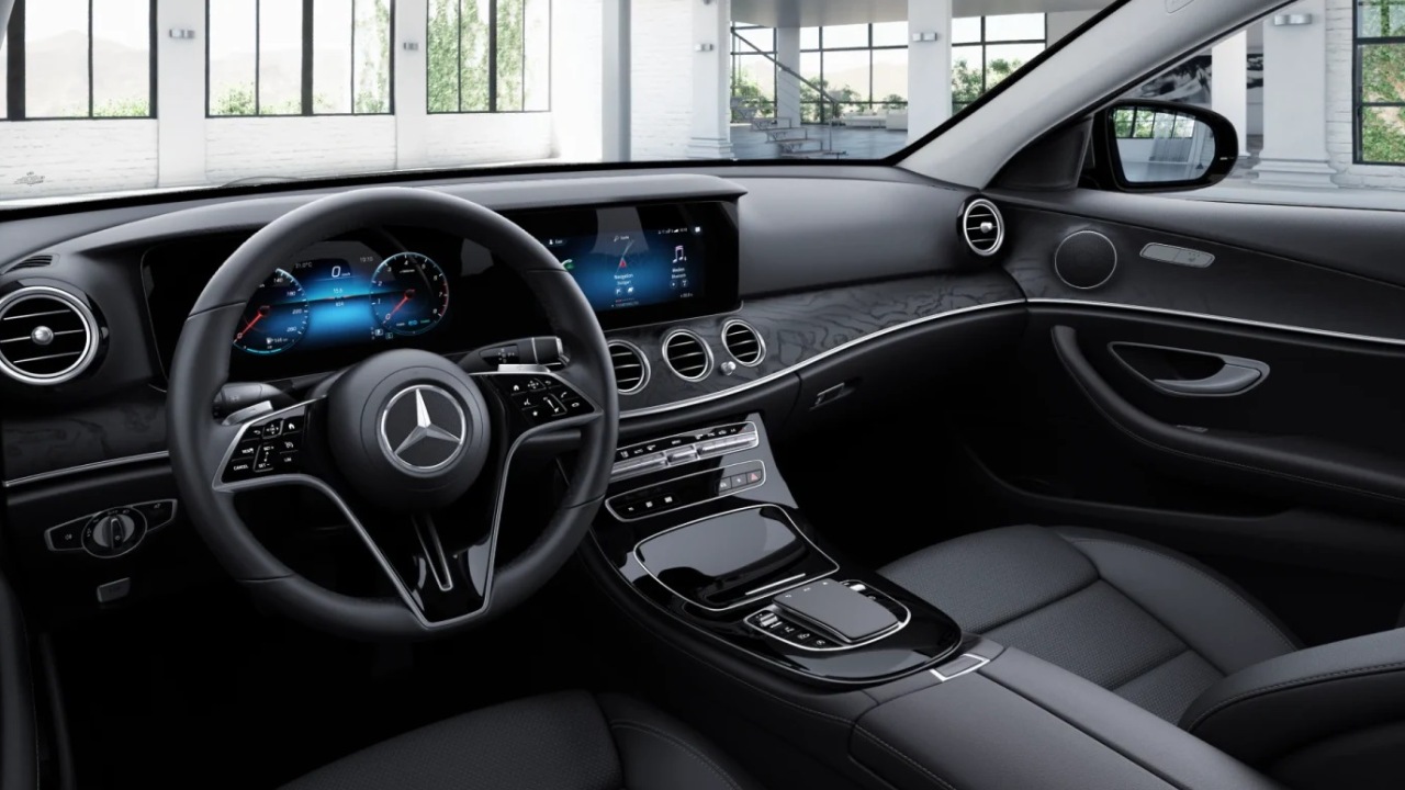 Mercedes-Benz E-Class 2023 اسود