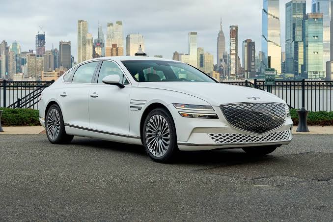 Genesis G80 2024 ابيض